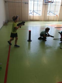 Fotorelacja z I turnusu półkolonii letnich w SP1 - gra laser tag.