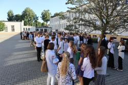 Rozpoczęcie Roku Szkolnego 2023/2024 - uczniowie SP1 na szkolnym dziedzińcu.