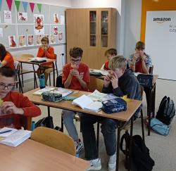 Lekcja języka polskiego - gra na liściu.