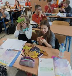Lekcja języka polskiego - gra na liściu.