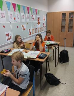 Lekcja języka polskiego - gra na liściu.