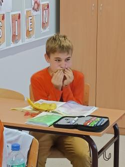 Lekcja języka polskiego - gra na liściu.