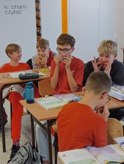 Lekcja języka polskiego - gra na liściu