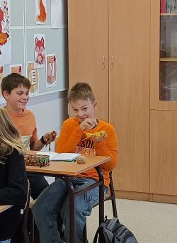 Lekcja języka polskiego - gra na liściu