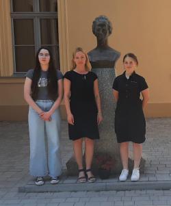 Konkurs Biolchemik - uczennice biorące udział wraz z nauczycielem.