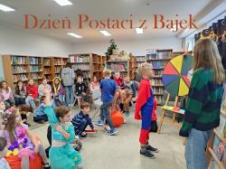 Dzień Postaci z Bajek w szkolnej bibliotece.