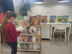 Książki o misiach w bibliotece szkolnej.