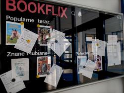 Akcja czytelnicza: Bookflix. Gablota z polecajkami czytelników szkolnej biblioteki.