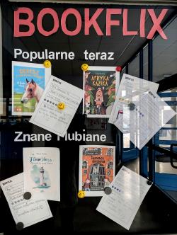 Akcja czytelnicza: Bookflix. Gablota z polecajkami czytelników szkolnej biblioteki.