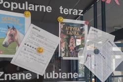 Akcja czytelnicza: Bookflix. Gablota z polecajkami czytelników szkolnej biblioteki.