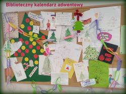 Biblioteczny kalendarz adwentowy - świąteczne prace plastyczne uczniów.