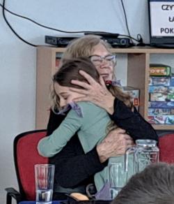  "Czytanie łączy pokolenia" - babcie naszych podopiecznych przeczytały fragmenty swoich ulubionych książek dla dzieci.