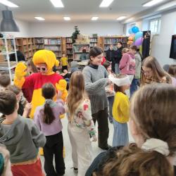 Dzień Kubusia Puchatka w bibliotece szkolnej - uczniowie w trakcie zajęć.