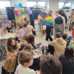 Dzień Kubusia Puchatka w bibliotece szkolnej - uczniowie w trakcie zajęć.