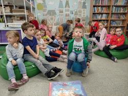 Spotkanie dzieci z oddziałów przedszkolnych z Kubusiem Puchatkiem.