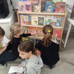 Dzień Kota - uczniowie podczas zajęć w bibliotece szkolnej.