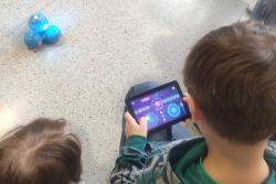 Roboty edukacyjne w bibliotece - uczniowie podczas zajęć.