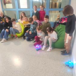 Uczniowie podczas zajęć z robotami edukacyjnymi w bibliotece.
