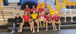 Drużyna futsalowa SP1 wraz z trenerem.