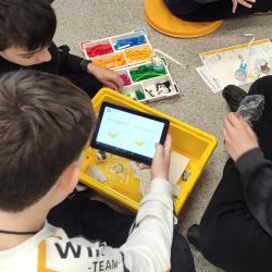 Uczniowie podczas zajęć z LEGO education w bibliotece szkolnej