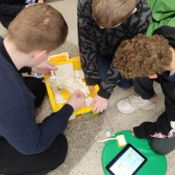 Uczniowie podczas zajęć z LEGO education w bibliotece szkolnej