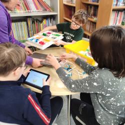 Uczniowie podczas zajęć z LEGO education w bibliotece szkolnej
