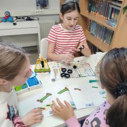 Uczniowie podczas zajęć z LEGO education w bibliotece szkolnej