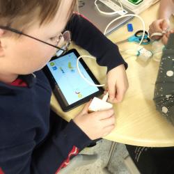 Uczniowie podczas zajęć z LEGO education w bibliotece szkolnej