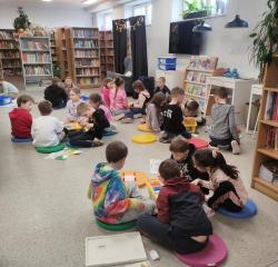Uczniowie podczas zajęć z LEGO education w bibliotece szkolnej