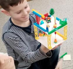 Uczniowie podczas zajęć z LEGO education w bibliotece szkolnej