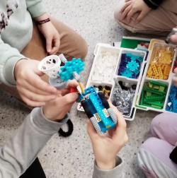 Uczniowie podczas zajęć z LEGO education w bibliotece szkolnej
