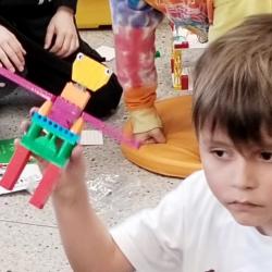 Uczniowie podczas zajęć z LEGO education w bibliotece szkolnej