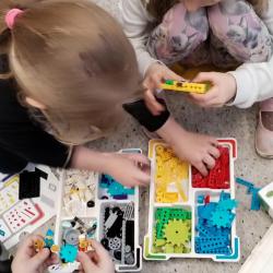 Uczniowie podczas zajęć z LEGO education w bibliotece szkolnej
