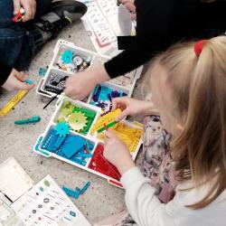 Uczniowie podczas zajęć z LEGO education w bibliotece szkolnej