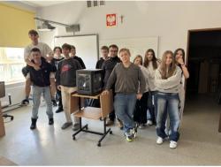 Uczniowie klas ósmych podczas lekcji informatyki z wykorzystaniem drukarek 3D