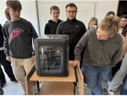 Uczniowie klas ósmych podczas lekcji informatyki z wykorzystaniem drukarek 3D