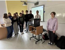 Uczniowie klas ósmych podczas lekcji informatyki z wykorzystaniem drukarek 3D