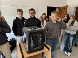 Uczniowie klas ósmych podczas lekcji informatyki z wykorzystaniem drukarek 3D