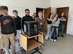 Uczniowie klas ósmych podczas lekcji informatyki z wykorzystaniem drukarek 3D