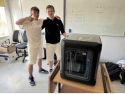 Uczniowie klas ósmych podczas lekcji informatyki z wykorzystaniem drukarek 3D