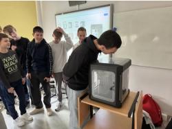 Uczniowie klas ósmych podczas lekcji informatyki z wykorzystaniem drukarek 3D