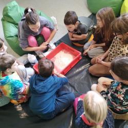 Uczniowie naszej szkoły w czasie zajęć w ramach projektu IOM „Razem możemy więcej”