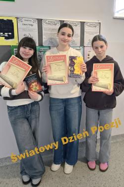 Światowy Dzień Poezji w bibliotece szkolnej.