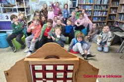 Sześciolatki w bibliotece 