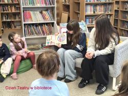 Sześciolatki w bibliotece 