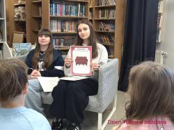 Sześciolatki w bibliotece 